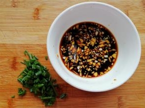 准备料汁：蒜瓣切细碎放入碗中，倒入生抽，米醋，蒸鱼豉油，白砂糖搅拌均匀备用。