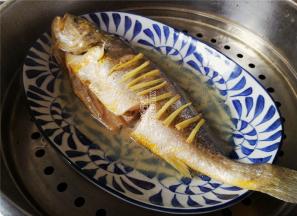 蒸鱼出锅前，看下鱼眼泛白，用筷子戳下鱼身就是已经蒸熟，把盘中多余的水分全部倒掉。