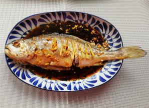 把调制好的料汁全部浇入鱼身上，静置2分钟。