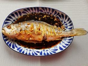把调制好的料汁全部浇入鱼身上，静置2分钟。