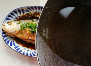 热锅把食用油烧热，倒入葱花上。