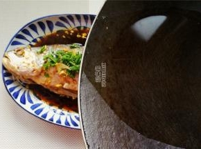 热锅把食用油烧热，倒入葱花上。