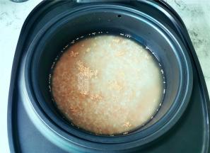 把藜麦跟米粒混合下，把内胆装入电饭煲中。