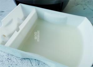 蒸制完成后，下面有个沥米饭的盒子，这个超营养的。