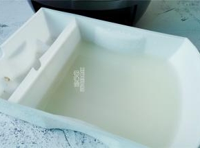 蒸制完成后，下面有个沥米饭的盒子，这个超营养的。