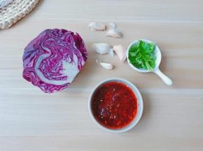 紫甘蓝半个，辣椒酱，香菜。