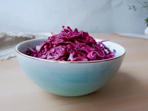 紫甘蓝一片片剥下来再切丝。