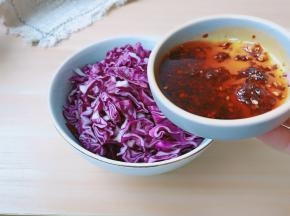 加辣椒酱、蒜泥、生抽、米醋、芝麻油。