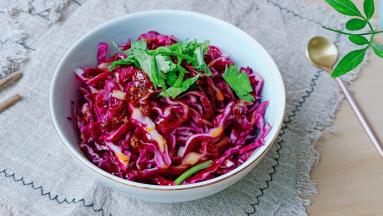 撒上香菜拌一下。