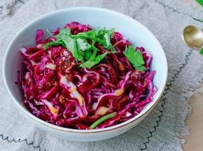 撒上香菜拌一下。