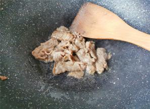 热锅倒入少许，升温后把肥牛倒入翻炒，炒制变色。