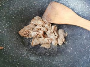 热锅倒入少许，升温后把肥牛倒入翻炒，炒制变色。