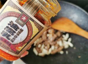 再取一块鸡枞油腐乳和瓶中的鸡枞油放入锅中一起炒制，会出现香辣的红油。