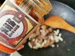 再取一块鸡枞油腐乳和瓶中的鸡枞油放入锅中一起炒制，会出现香辣的红油。