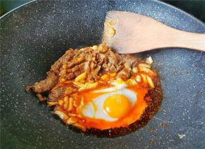 翻炒均匀后，磕入一个鸡蛋煎制，凝结后再炒碎。