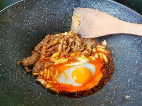 翻炒均匀后，磕入一个鸡蛋煎制，凝结后再炒碎。