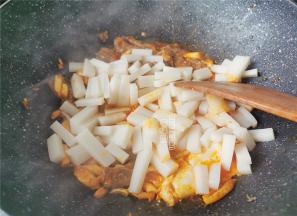 把年糕切成小条，倒入锅中跟食材均匀，倒入点生抽提鲜。