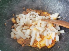 把年糕切成小条，倒入锅中跟食材均匀，倒入点生抽提鲜。