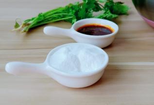 冰粉也叫白凉粉。