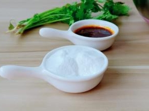 冰粉也叫白凉粉。