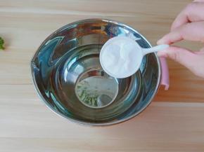 将冰粉放到容器中。