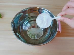 将冰粉放到容器中。