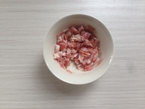 将培根片切成小粒状