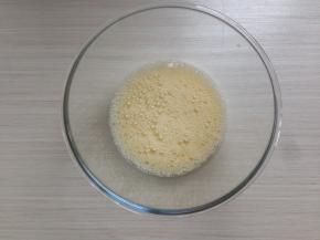 鸡蛋液、油、水和盐倒入打蛋盆里，用电动打蛋器将它们打发二十来秒，出现密集的小泡泡