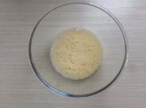 鸡蛋液、油、水和盐倒入打蛋盆里，用电动打蛋器将它们打发二十来秒，出现密集的小泡泡