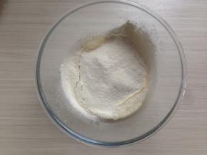 麻薯粉过筛到打蛋盆里