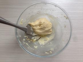 戴上一次性手套（这样更方便操作），手套抹油防粘，将面团分成9份，小面团用手掌压扁一下