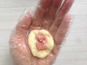 放入培根肉粒，多少随你喜欢，包得进去就可以了