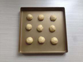 提起四周收口，将收口朝下放在不粘烤盘上