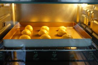 放入已经提前预热到175度的烤箱中下层，烘烤20分钟左右。可以看到麻薯包在烤箱内慢慢膨胀起来，非常可爱