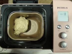 将面包机桶放入面包机，开启程序MIX，调30分钟，开始混合。一会就可以成团，如果桶壁上有干粉，可以用刮刀刮下，让其混合彻底。