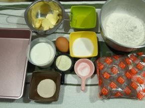 黄油需要提前切成小块进行软化。然后准备好其他材料。天气凉，左右没有特意用冷藏液体。就鸡蛋和面粉是冷藏里取出来的。