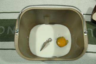 黄油继续软化。先将液体部分放入装好搅拌叶的面包机桶中，糖和盐，分开倒在两边角落。