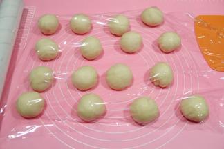 然后称下面团，我的大概632克，分成16份，每个39.5克左右。略微滚圆，可以用收圆的方法滚圆，或者右手反C状握住面团，逆时针略微滚圆，盖保鲜膜松弛10分钟。