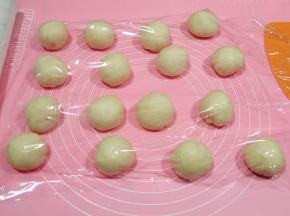 然后称下面团，我的大概632克，分成16份，每个39.5克左右。略微滚圆，可以用收圆的方法滚圆，或者右手反C状握住面团，逆时针略微滚圆，盖保鲜膜松弛10分钟。