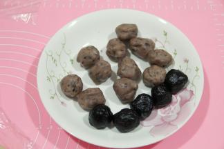 此时可以分馅料，15-20克一个。搓圆备用。注意，如果是水豆沙就是超市买的普通豆沙，需要在打面前就分好，略微冷冻一下，比较好包。