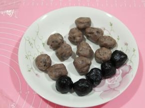 此时可以分馅料，15-20克一个。搓圆备用。注意，如果是水豆沙就是超市买的普通豆沙，需要在打面前就分好，略微冷冻一下，比较好包。