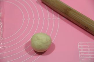 收到最后无缝隙，收紧收口即可。这样面团几乎是均匀分布的，收口处不会太厚。