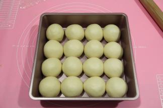 收口朝下，排入八寸不粘方形烤盘中。