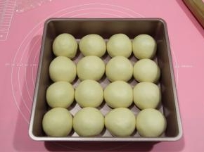 收口朝下，排入八寸不粘方形烤盘中。