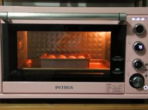 放入预热好的烤箱中下层，转上180，下175度，烤23-25分钟，上色满意可以加盖锡纸。不想上色那么深就提前盖锡纸。