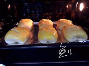 烤箱预热170度10分钟，面包坯放入烤20分钟