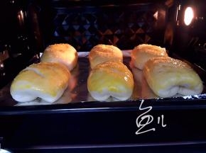 烤箱预热170度10分钟，面包坯放入烤20分钟