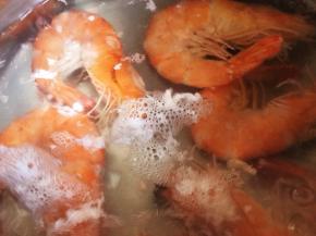 另起一小锅清水，水开后，加一克盐，把处理干净的（去虾线）虾放入煮沸的水中，看到虾壳变红，虾身弯曲，就可以捞出晾至温热，去头去壳，留取虾肉。