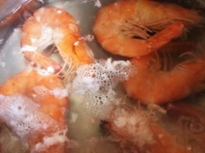 另起一小锅清水，水开后，加一克盐，把处理干净的（去虾线）虾放入煮沸的水中，看到虾壳变红，虾身弯曲，就可以捞出晾至温热，去头去壳，留取虾肉。