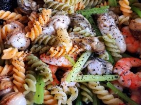 加入适量的黑胡椒碎，翻炒片刻即可出锅，意面劲道，味道沾取了海鲜的鲜美，又多了西芹的清香，吃上一口，回味无，越吃越上瘾啊，这就是我爱上意面的原因吧